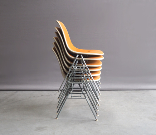 DSSoranje9 Fiberglas jaren 70 DSS stapelstoelen met oranje bekledingRay & Charles Eames, DSS chairs, Herman Miller Fiberglass chair