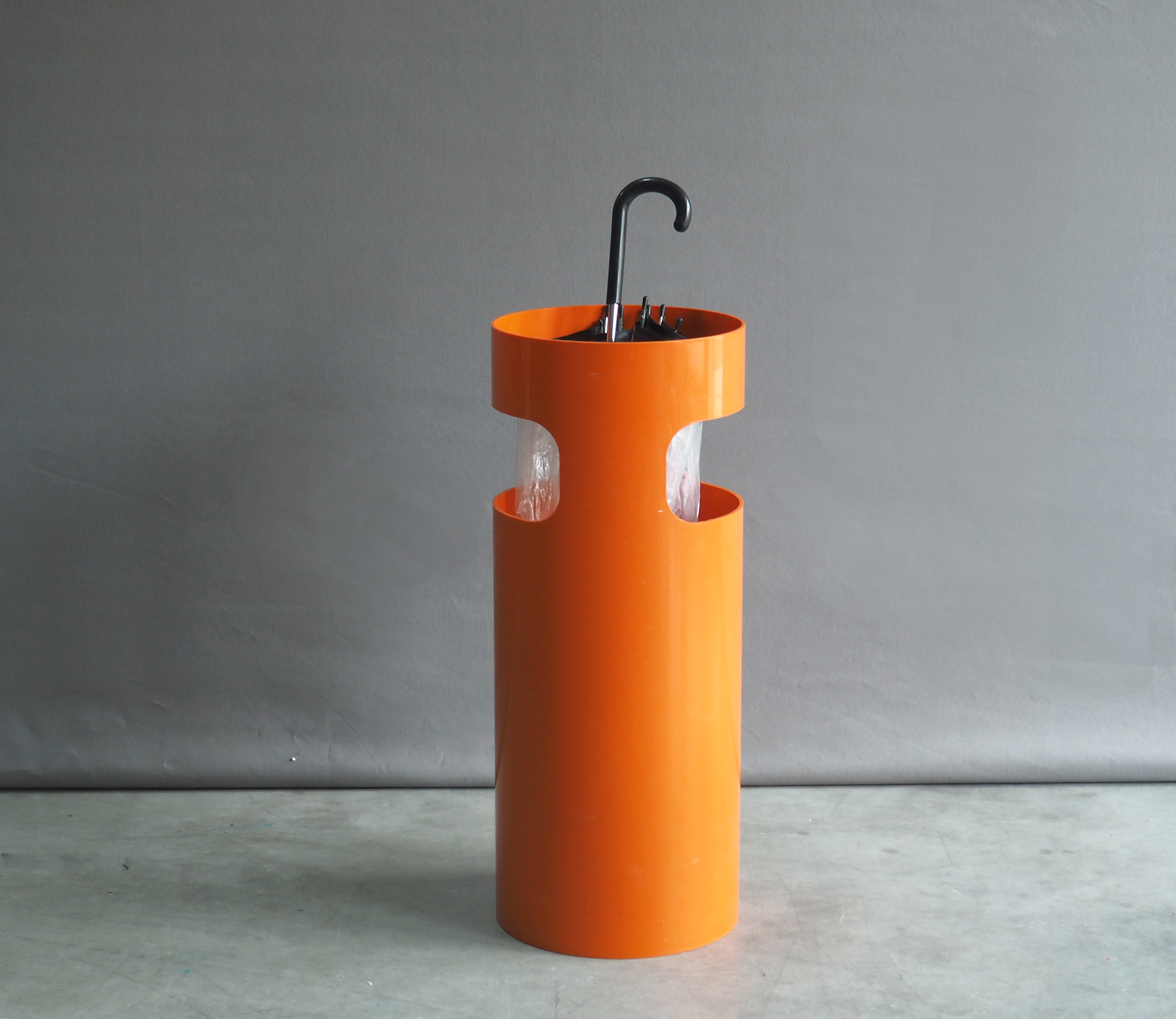 pluoranjeGR3 Verkocht: Kartell oranje paraplu houder G. Colombini