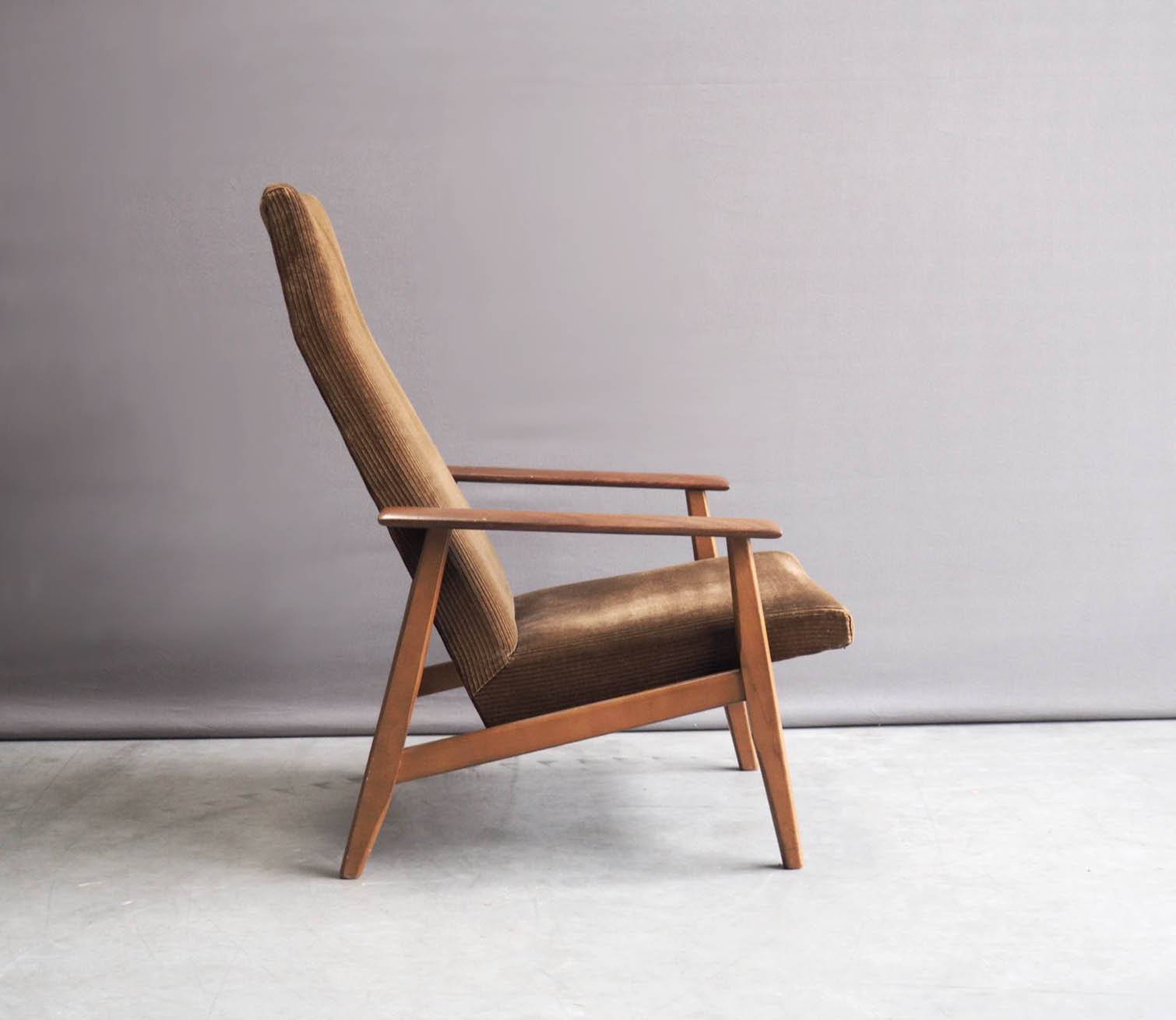 ribbruin1 Verkocht: Jaren 60 teak houten fauteuil met ribstof