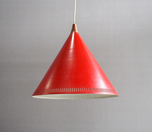 roodkapje1 Jaren 50 Deens design rood metalen hanglampjeDeens design hanglamp, jaren 50 hanglamp, vintage design lamp, 