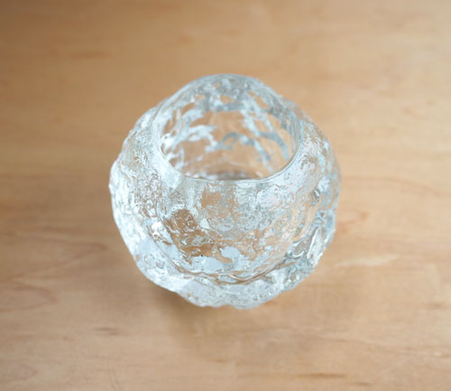 snowbal2 De Snowball waxinehouder heeft de vorm van een sneeuwbalSnowball, Kosta Boda, jaren 70 glas, scandinavisch glas, Ann Wärff