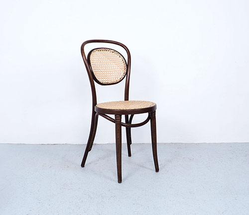 thonetno15bruin5 Vintage Thonet Valois stoel model 15Thonet Valois no 15, Thonet, bistro stoel, thonet model 15, thonet stoel, rieten zititng, rattan, wicker, gebogen hout, plywood, gebroeders Thonet, design klassieker, design classic.