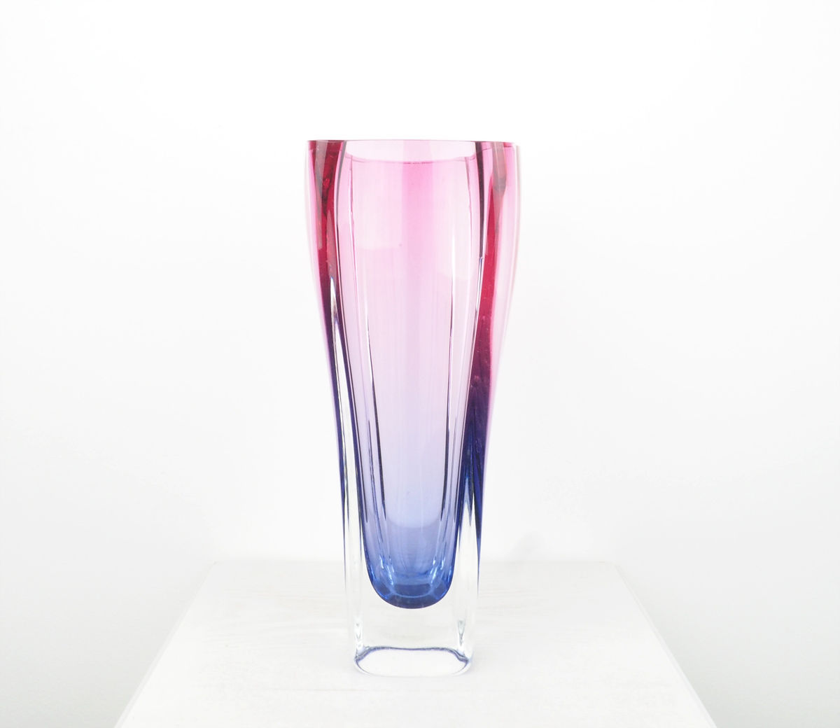 vaasrozepaarshoog4 Italiaanse glas vaas in roze en paarse kleuren)Italiaanse vaas, italian glass, murano glass, murano vaas, vintage murano glas, colored glass vase