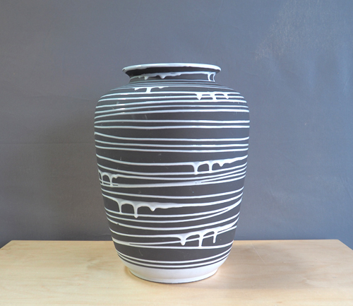 zwartwitstreep2 zwart aardewerken vaas met wit gestreept glazuurWest germany, schlossberg Keramik, jaren 50